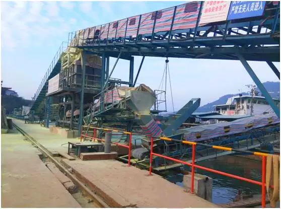Centralized and Decentralized Control System for Weighing and Conveying 5 Centralized and Decentralized Control System for Weighing and Conveying4
