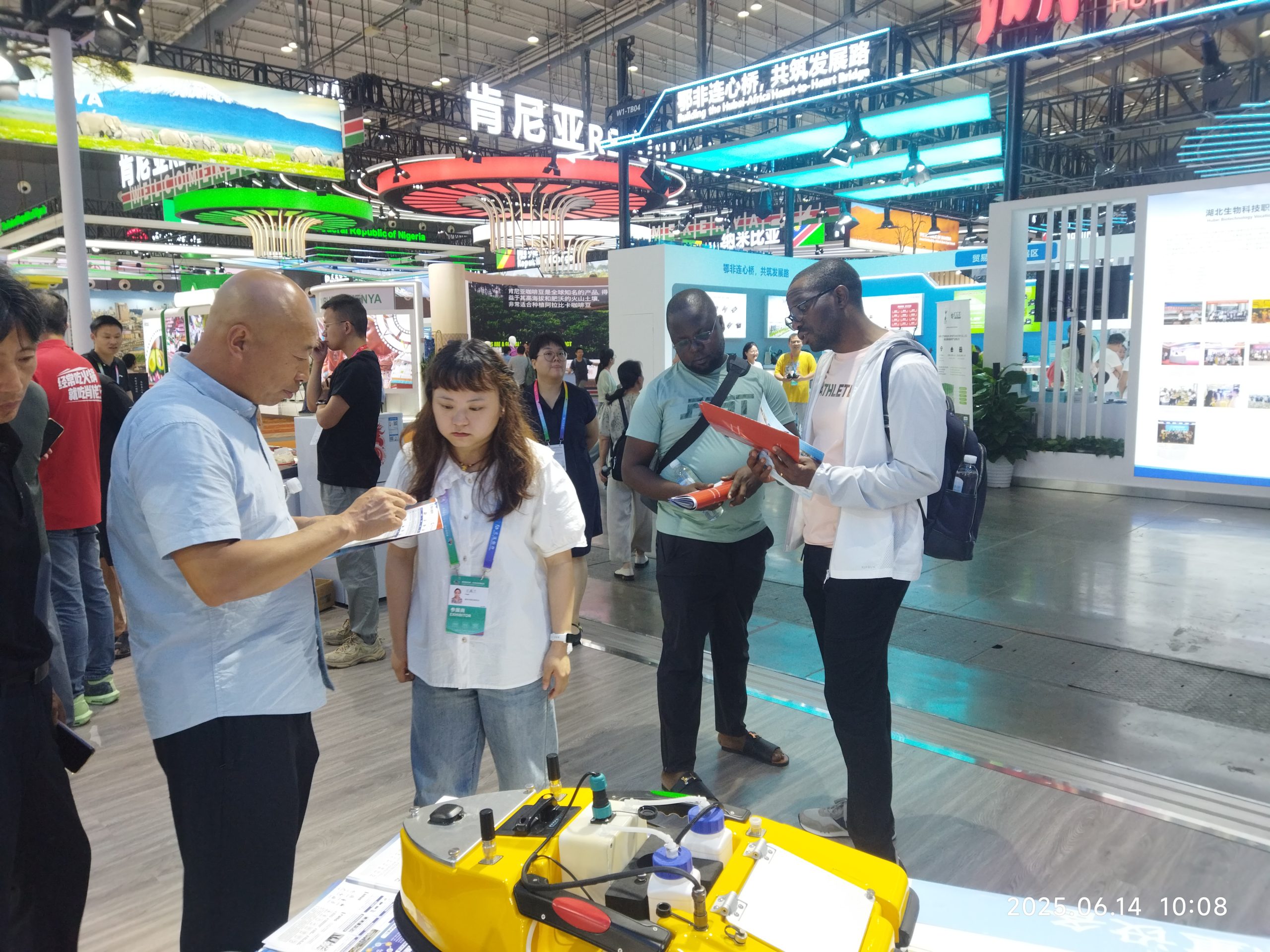 Showcasing Innovation from Chongqing to Africa: Bincen Weighing Solutions at the 4th China-Africa Economic and Trade Expo 37 China-Africa Expo Bincheng in Discussions with Global Business Partners
