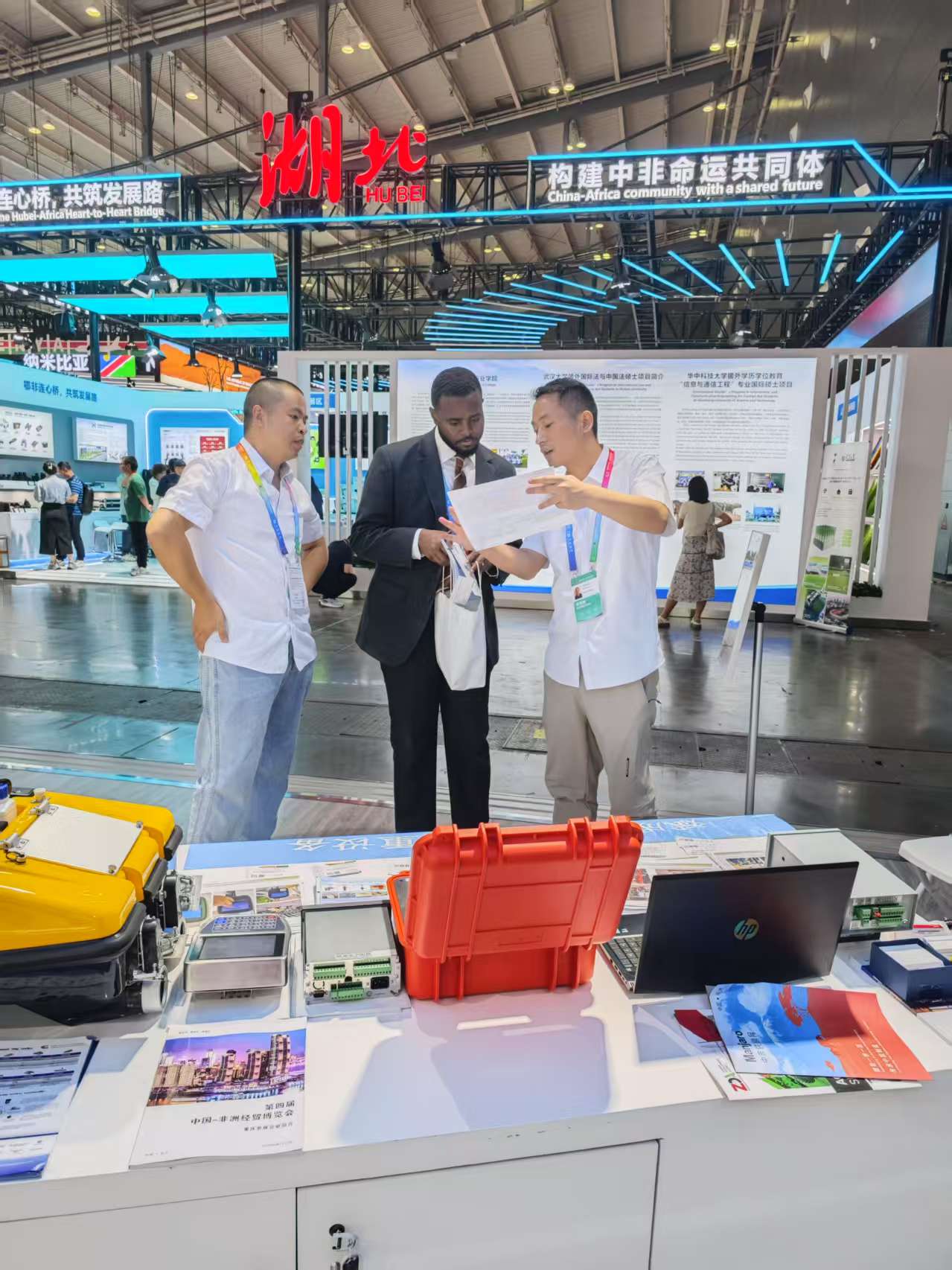 Showcasing Innovation from Chongqing to Africa: Bincen Weighing Solutions at the 4th China-Africa Economic and Trade Expo 36 China-Africa Expo Bincheng in Discussions with Global Business Partners
