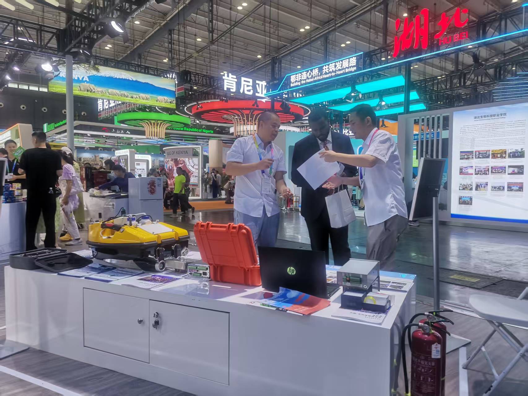 Showcasing Innovation from Chongqing to Africa: Bincen Weighing Solutions at the 4th China-Africa Economic and Trade Expo 16 China-Africa Expo Bincheng in Discussions with Global Business Partners