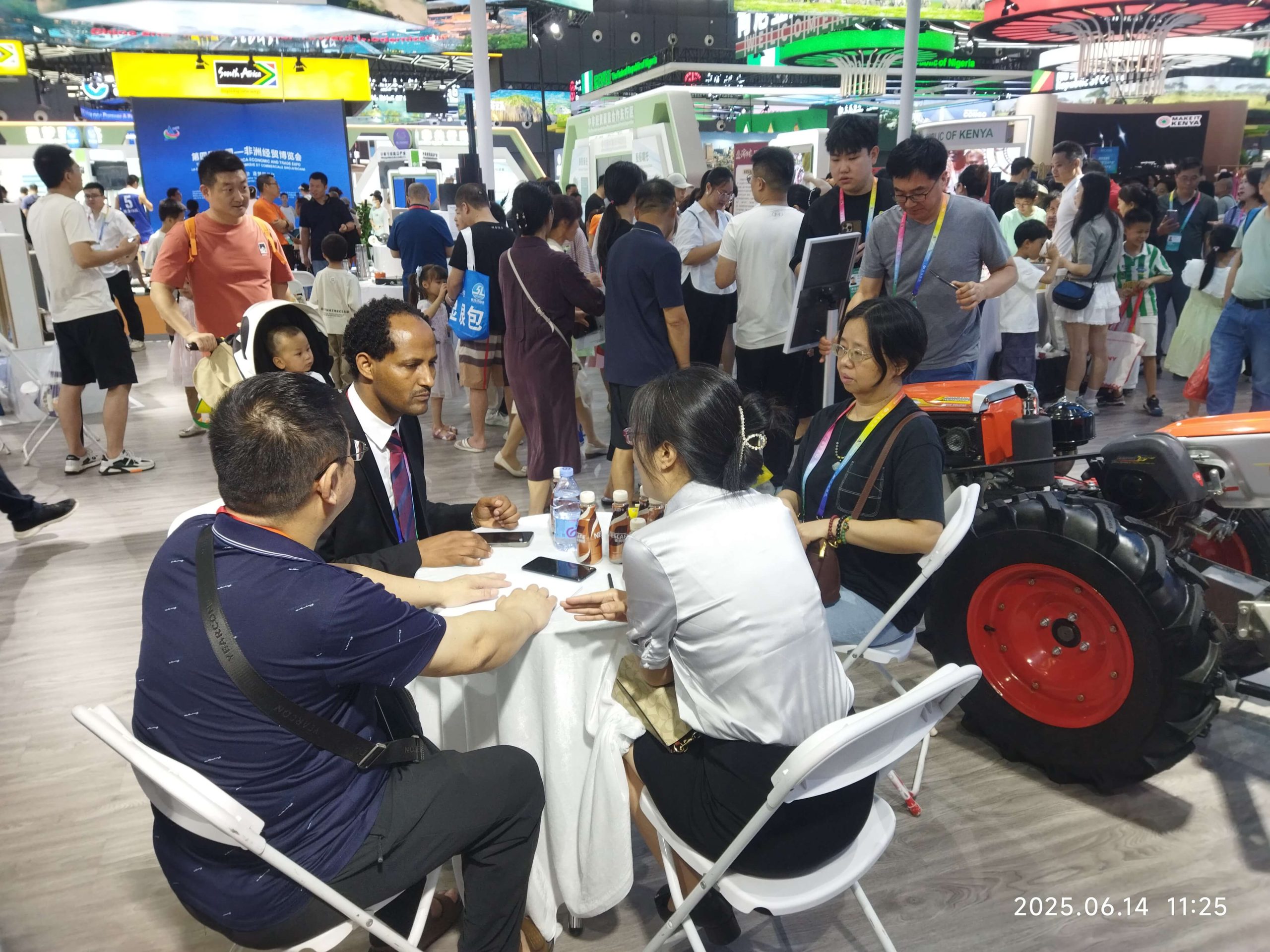 Showcasing Innovation from Chongqing to Africa: Bincen Weighing Solutions at the 4th China-Africa Economic and Trade Expo 34 China-Africa Expo Bincheng in Discussions with Global Business Partners