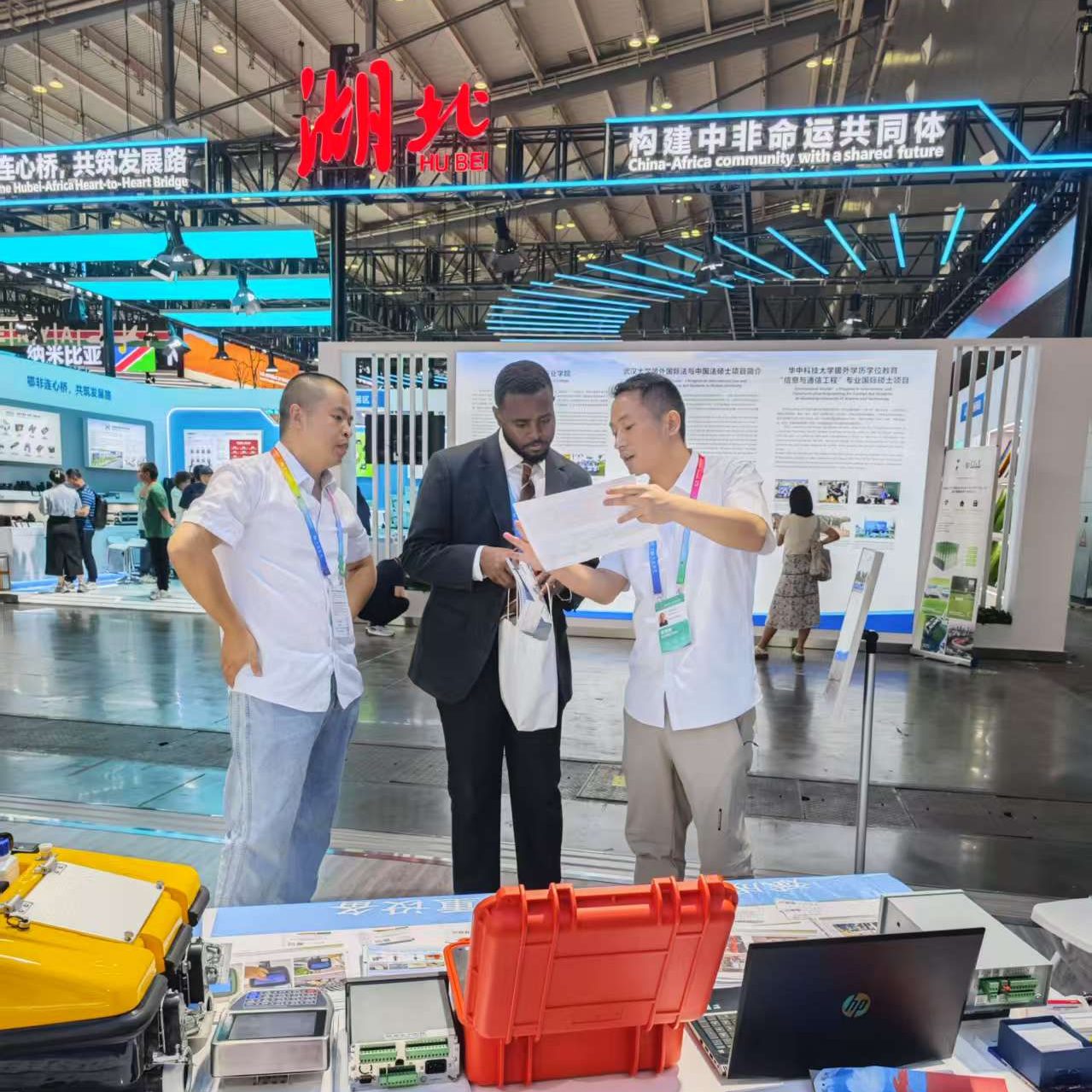 Home 18 China-Africa Expo Bincheng in Discussions with Global Business Partners