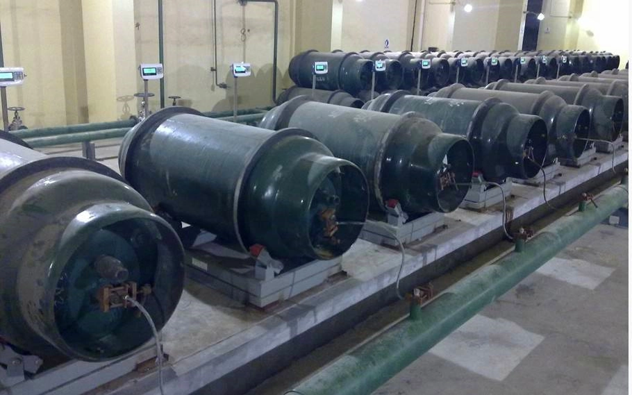 When Is a Cylinder Scale a Must-Have?4 Critical Scenarios Regular Scales Aren’t Up to the Task 1 Multiple large gas cylinders sit on cylinder scales with electronic displays in an industrial facility.