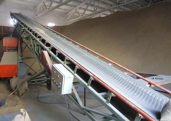 Where to Install Belt Scales: A 101 Guide for Stable & Precise Weighing 26 This inclined anti-slip conveyor in a storage space exemplifies a location consideration for where to install belt scales