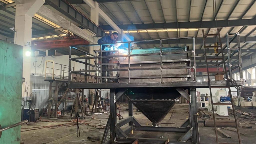 Packaging machine with lifting function