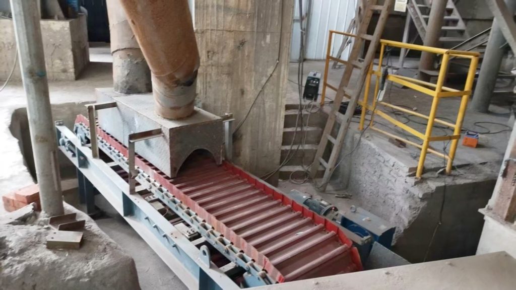 Chain-plate belt weigher feeder - On-site installation example 1 (with dust extraction pipeline)